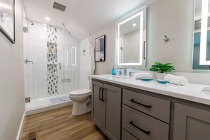 Hair dryer, towels - Stunning Home with Heated Tailgate Garage Walking distance to Lambeau Field (Green Bay)