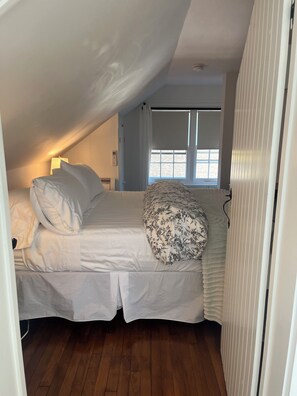 1 bedroom, WiFi, bed sheets - Romantic, Two Blocks to Main Street and Water. Queen bedroom and Two Bathrooms. (Nantucket)