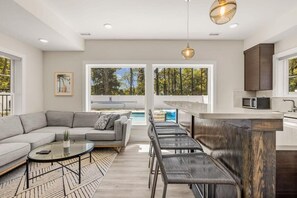 Fernseher, Kamin, Bücher, Arbeitsbereiche