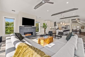 Fernseher, Kamin, Bücher, Arbeitsbereiche