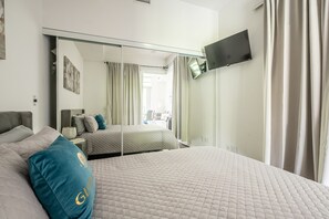 1 chambre, bureau, fer et planche à repasser, lit de bébé portatif