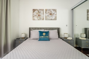 1 habitación, escritorio, tabla de planchar con plancha y cuna de viaje 
