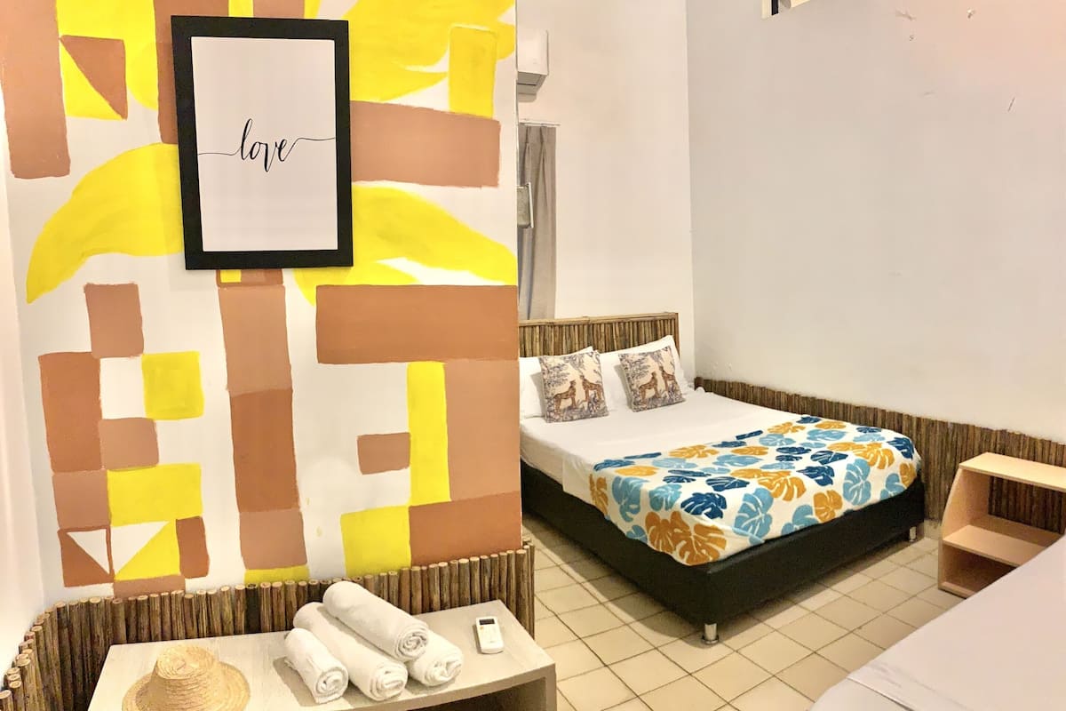 Habitación triple Deluxe, baño en la habitación | Wifi gratis y ropa de cama