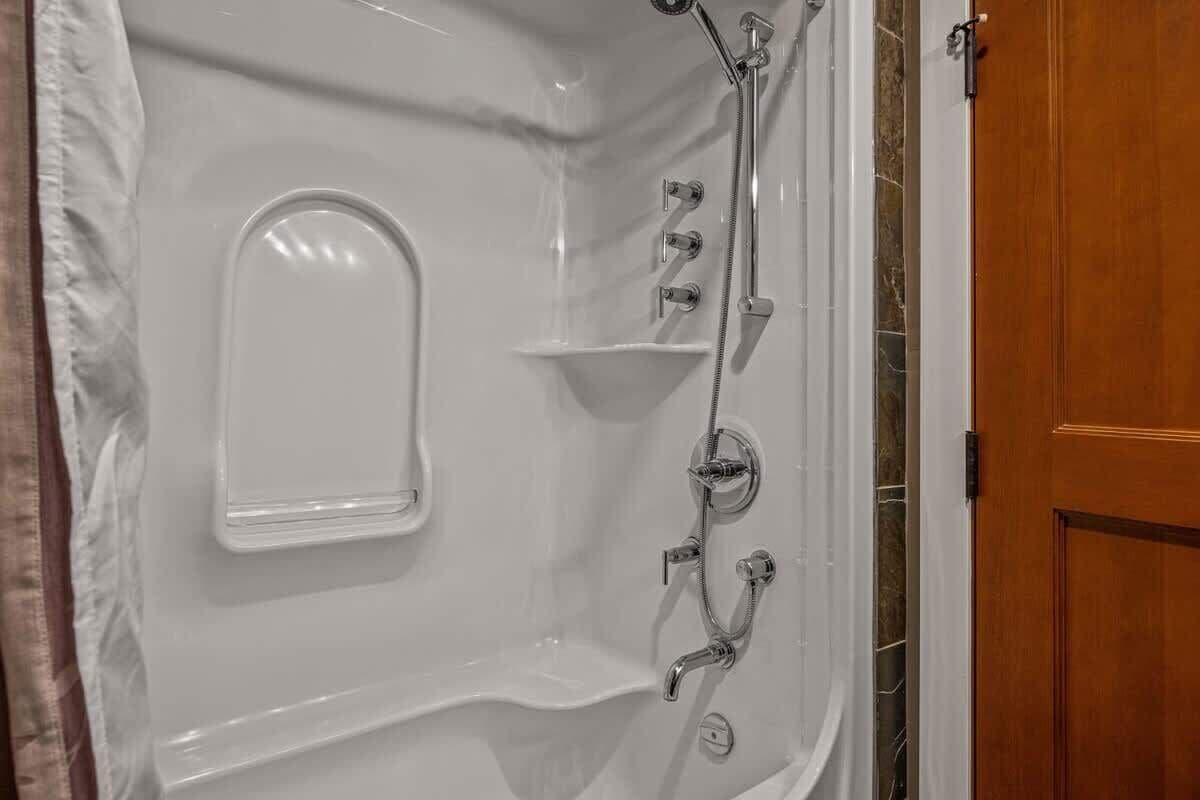 Un bagno con vasca, doccia e WC.