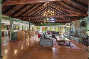 Smart-TV, DVD-spiller og stereoanlegg