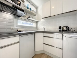 Réfrigérateur, micro-ondes, plaque de cuisson, cafetière/bouilloire