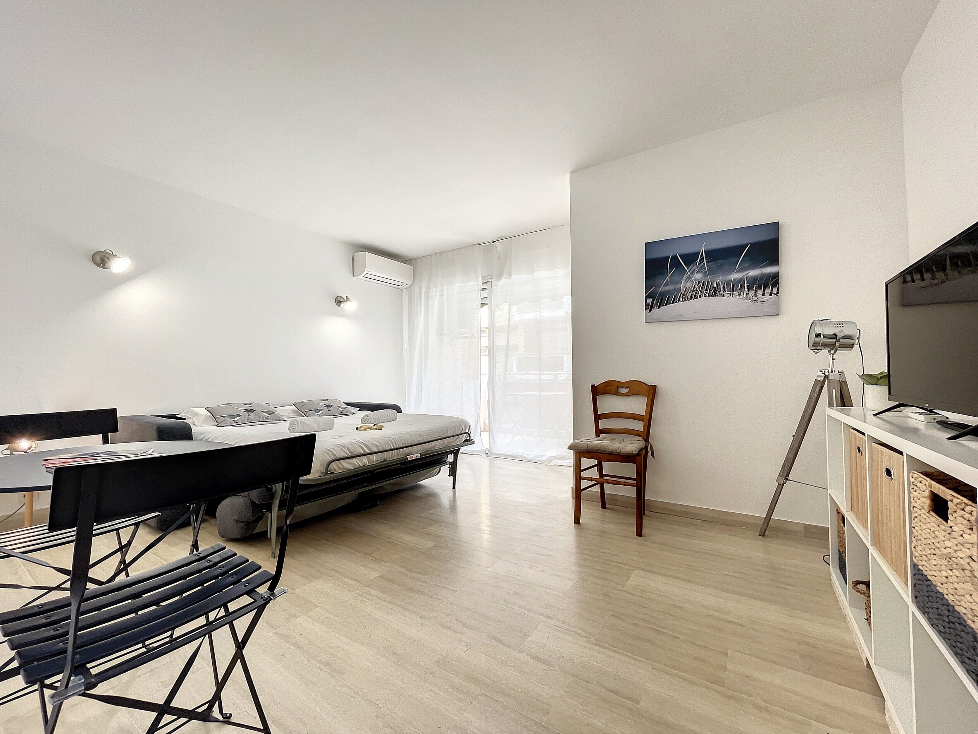 Iron/ironing board, WiFi, bed sheets