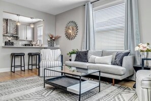 TV, offices - Chic Riverfront Apartment in Downtown San Marco (Jacksonville)