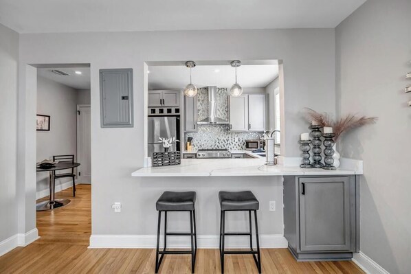 Fridge, microwave, oven, stovetop - Chic Riverfront Apartment in Downtown San Marco (Jacksonville)