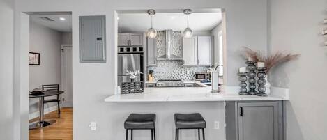 Kjøleskap, mikrobølgeovn, ovn og kokeplater