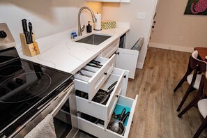 Kühlschrank, Kochgeschirr/Geschirr/Besteck