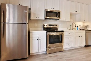 Refrigerador y utensilios de cocina