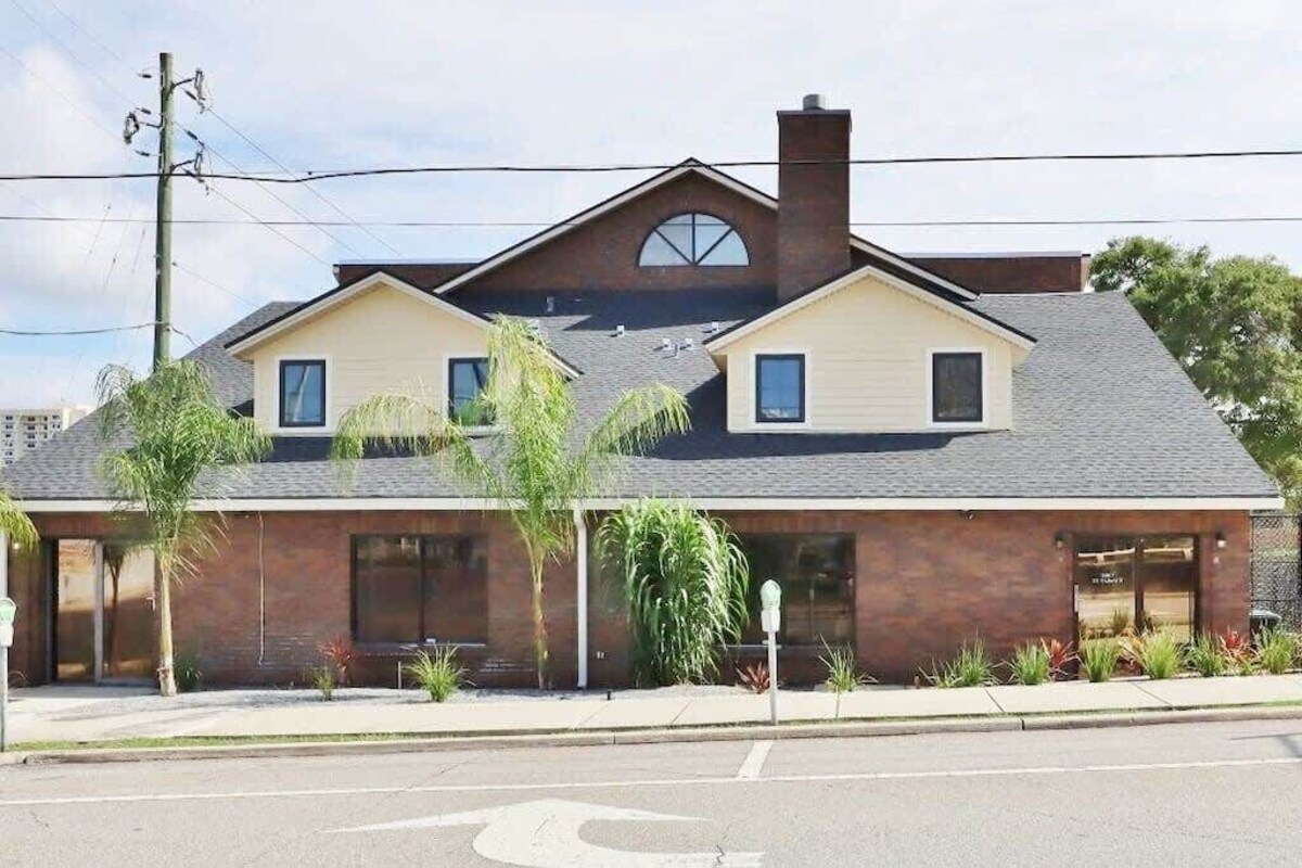 3 BR Urban Hideaway - Steps from Daily's/TIAA Fld!