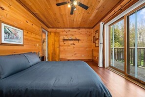 2 bedrooms, desk, WiFi, bed sheets