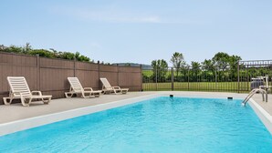A swimming pool with lounge chairs and a fence. - 3 minutes to Cozy one Bedroom in Lookout Mountain  (Chattanooga)