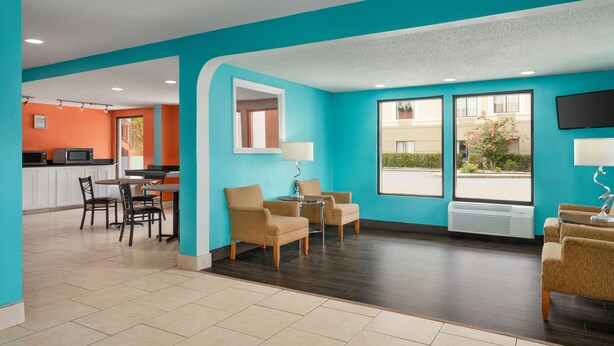 A hotel lobby with teal walls, a kitchen area, and seating with a view of the outdoors. - 3 minutes to Cozy one Bedroom in Lookout Mountain  (Chattanooga)