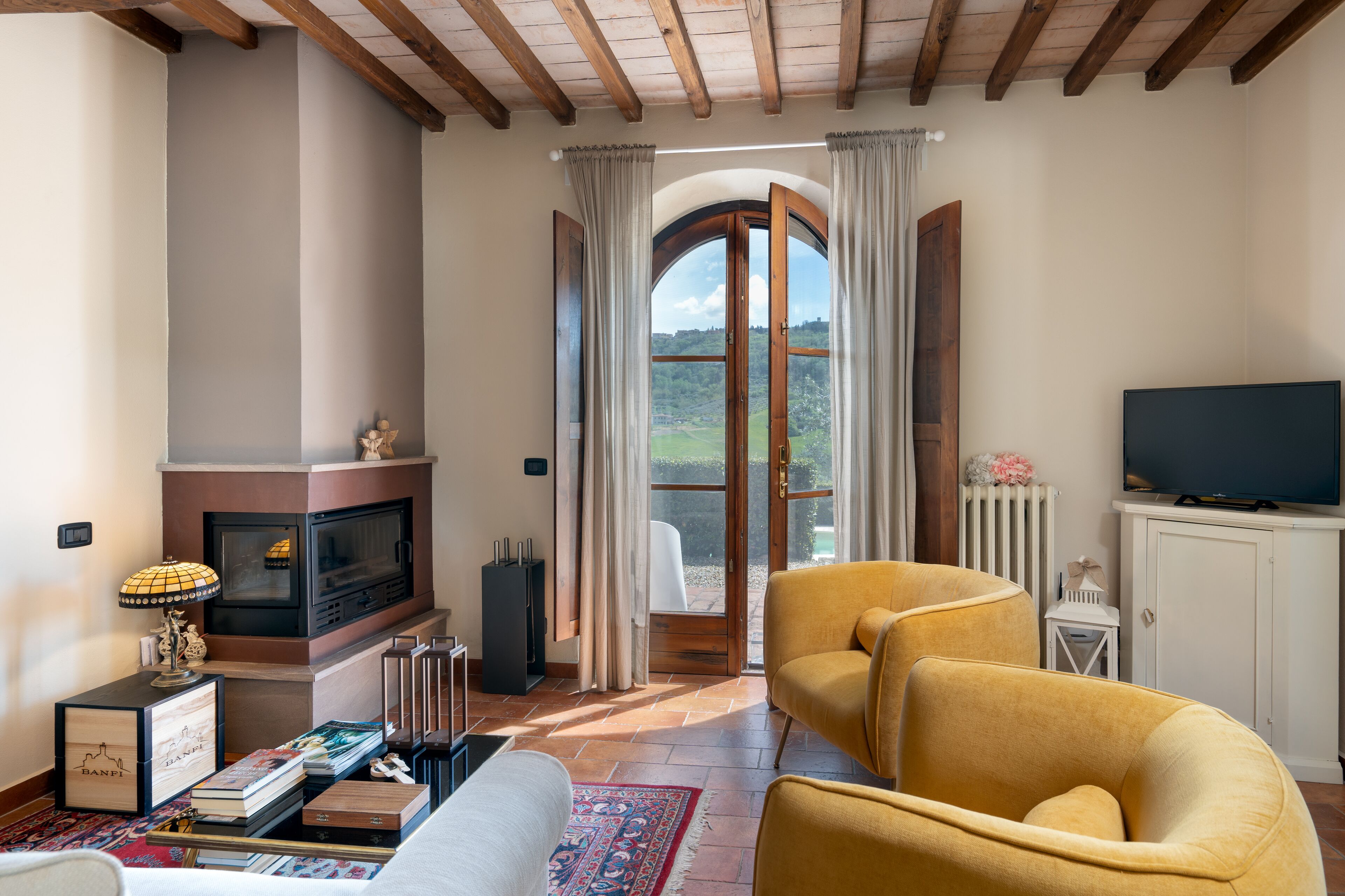 Villa | Living area | 32-inch flat-screen TV with cable channels, TV, fireplace