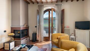 Villa | Living area | 32-inch flat-screen TV with cable channels, TV, fireplace