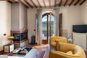 Villa | Woonruimte | Een 32-inch flatscreentelevisie met kabelzenders en televisie