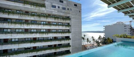 Una piscina en la azotea
