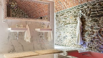 Een douche, een bubbelbad, een haardroger, handdoeken