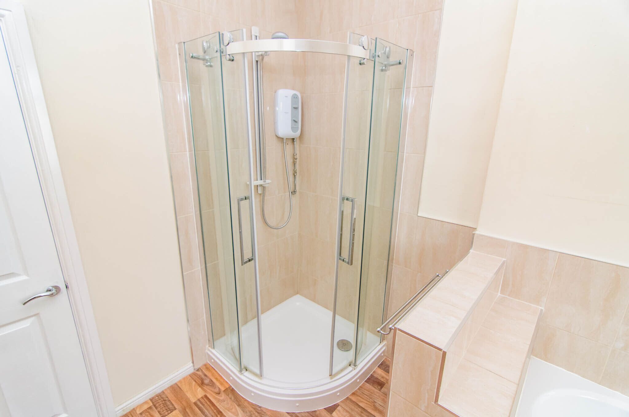 Shower, rainfall showerhead, free toiletries, towels