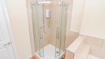 Shower, rainfall showerhead, free toiletries, towels