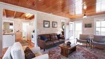 Smart TV, chimenea, videojuegos y futbolito