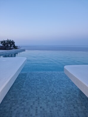 Seasonal outdoor pool - CUORE SANTO SUITES  (Santorini)