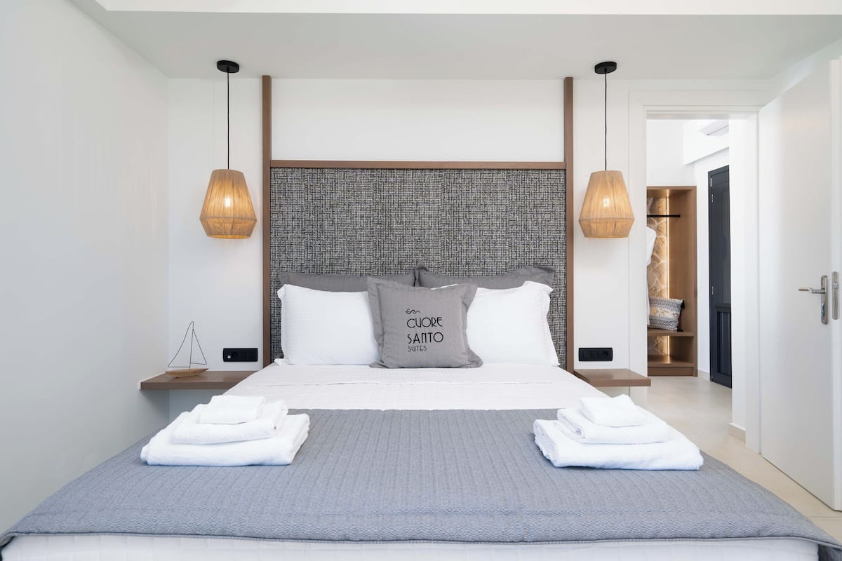 Superior Triple Room with Hot Tub (Outdoor) | 1 bedroom, individually decorated, blackout drapes, soundproofing