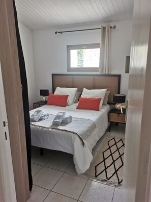 1 slaapkamer, een strijkplank/strijkijzer, wifi, beddengoed