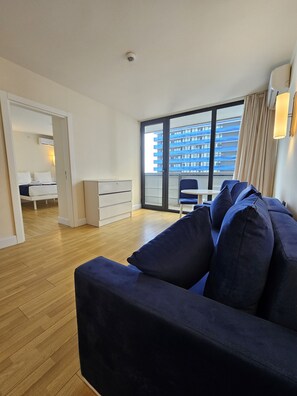 Appartement Supérieur | Coin séjour | TV connectée de 40 pouces avec chaînes numériques, télévision