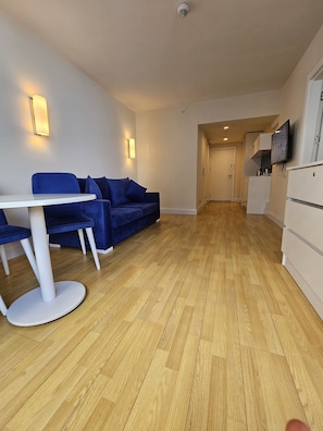 Appartement Supérieur | Coin séjour | TV connectée de 40 pouces avec chaînes numériques, télévision