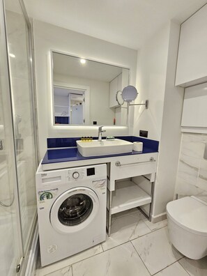Superior-Apartment | Badezimmer | Dusche, Haartrockner, Fußbodenheizung (Badezimmer), Handtücher