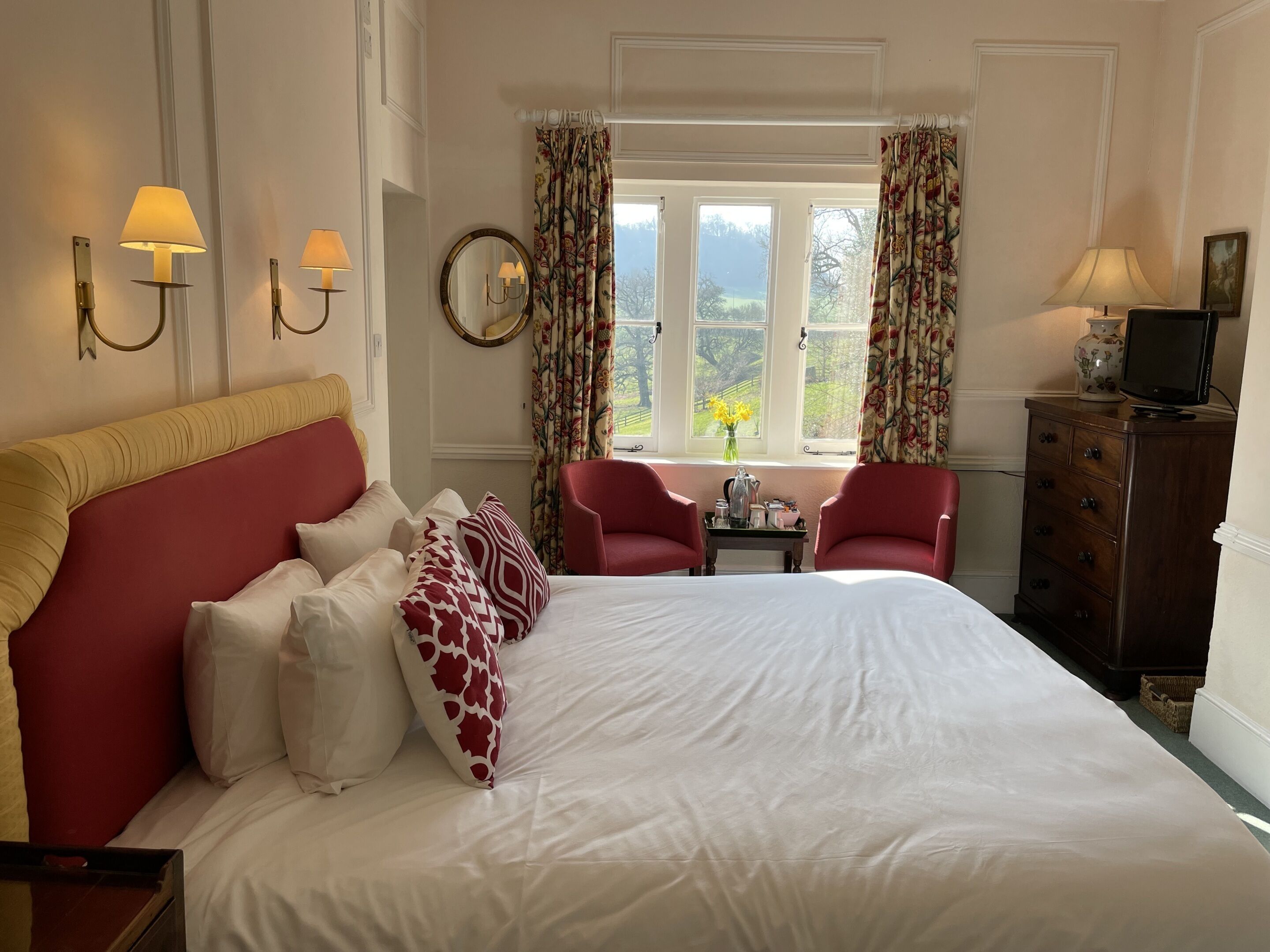 Superior Double Room | Individually decorated, individually furnished, desk, iron/ironing board