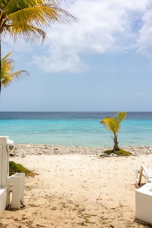 Privat strand og solsenger