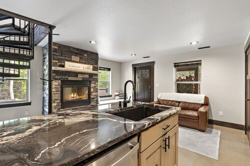 THE DEN at Hayden Lake- Hot Tub, Boat Slip, Close to Riding & Hiking Trails, 