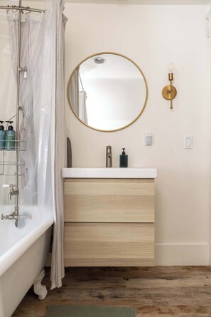 Bathtub, hair dryer, towels - Historic Flat in Downtown Boise (Boise)