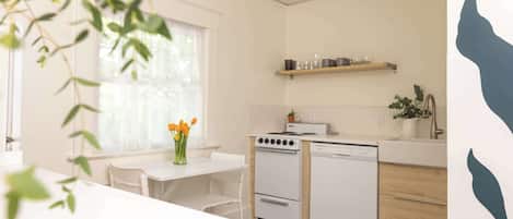 Geladeira, micro-ondas, fogão, cooktop
