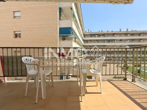 Outdoor dining - Situated in Horta de Sta Maria, second line to the coast. (Cambrils)