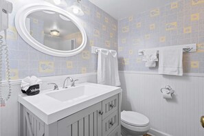 Een bad, handdoeken, toiletpapier