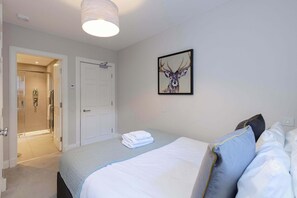 2 bedrooms, iron/ironing board, travel cot, WiFi - Edinburgh City Centre 2 Bed Apartment (Edinburgh)