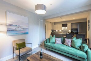 TV, offices - Edinburgh City Centre 2 Bed Apartment (Edinburgh)
