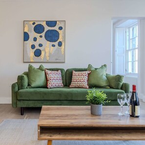 Flat-screen TV, offices - Edinburgh City Centre 2 Bed Apartment (Edinburgh)