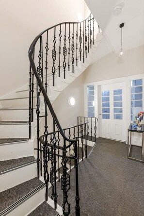 Interior - Edinburgh City Centre 2 Bed Apartment (Edinburgh)