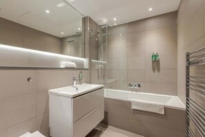 Bathtub, hair dryer, towels - Edinburgh City Centre 2 Bed Apartment (Edinburgh)