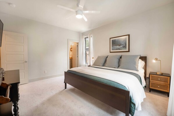 3 bedrooms, iron/ironing board, WiFi, bed sheets