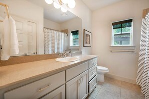 Bathtub, hair dryer, towels - The Wheel Inn (Fayetteville)