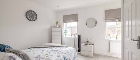 3 bedrooms, desk, iron/ironing board, WiFi