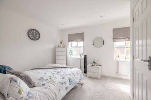 Stylish 3-Bed House in Langley|Drive - By Tempstay